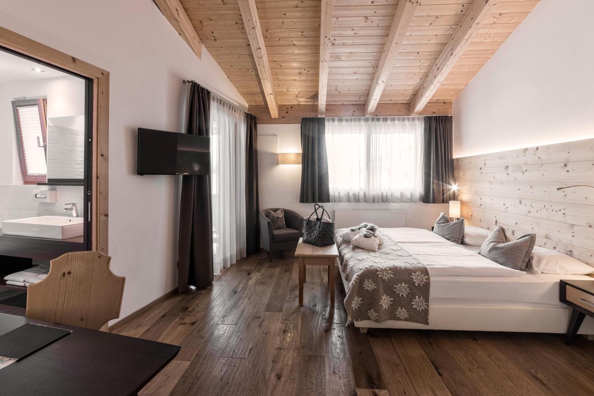 Hotel Ciasa Soleil La Villa  Exteriör bild